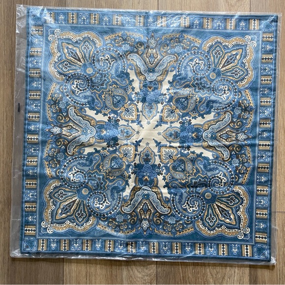 Pottery Barn Accent Pillow Cover Linen Blend Mansfield Pattern 24”x24” - Picture 3 of 5